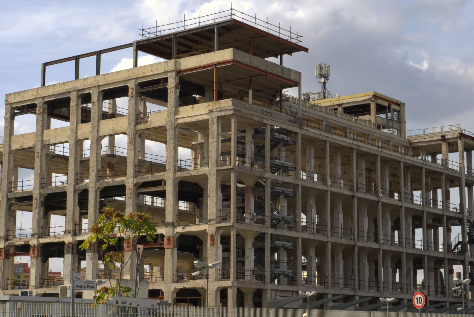 Ladrillo zombie: cómo invertir en obra parada en 2026
