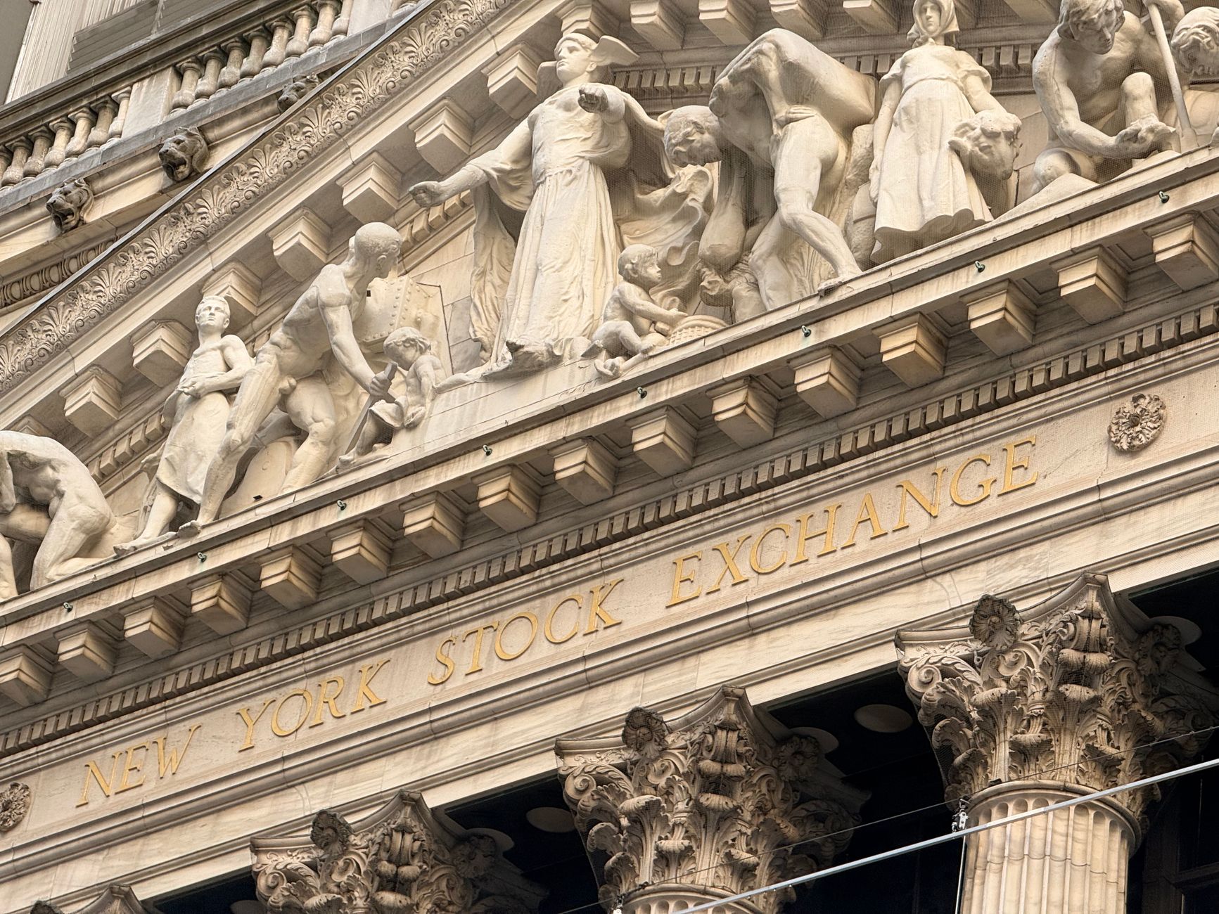 Goldman Sachs kappt Kursziel für LEG Immobilien auf 50,20 Euro